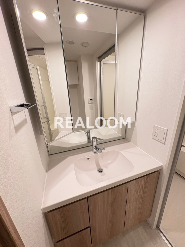 洗面設備　写真と現況が異なる場合は現況を優先いたします。