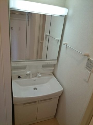 洗面設備　明るい洗面所です