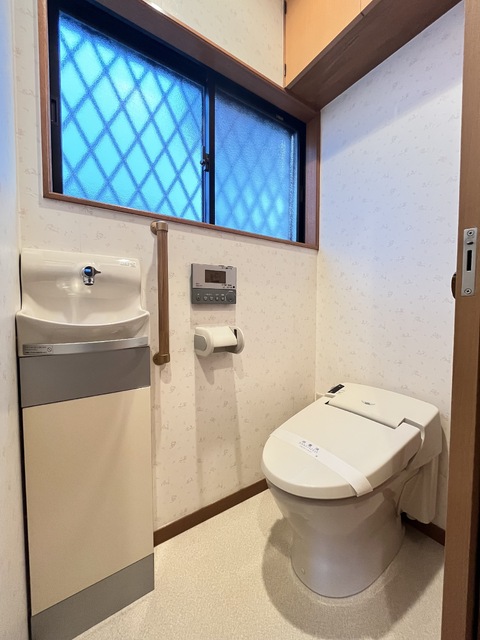 トイレ　♪１階の温水洗浄便座付きトイレ