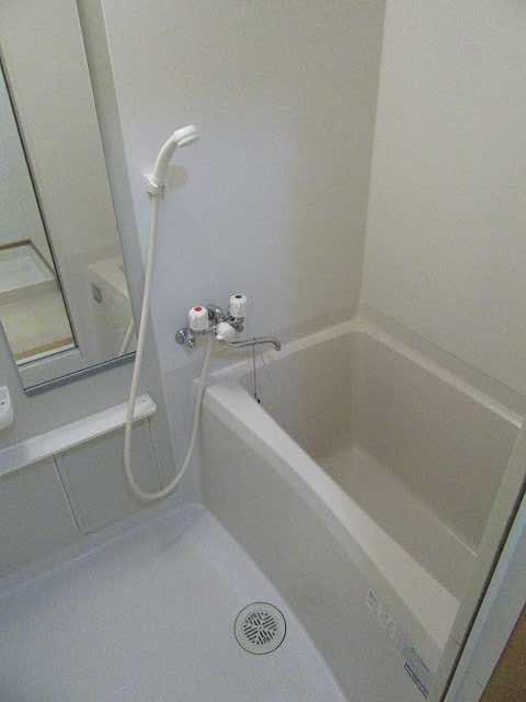 バス・シャワールーム　雨の日に便利な浴室乾燥機付きです♪