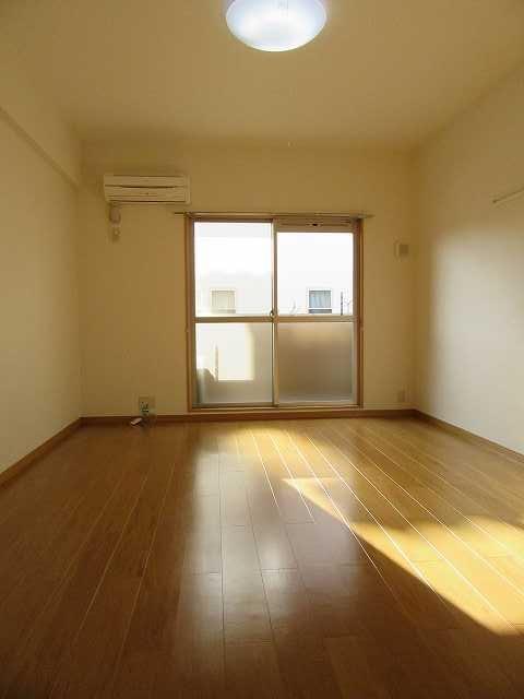 居室・リビング　エアコン・照明付きの洋室10帖♪