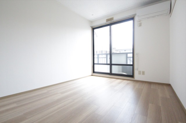 居室・リビング　光の入る明るい居室です