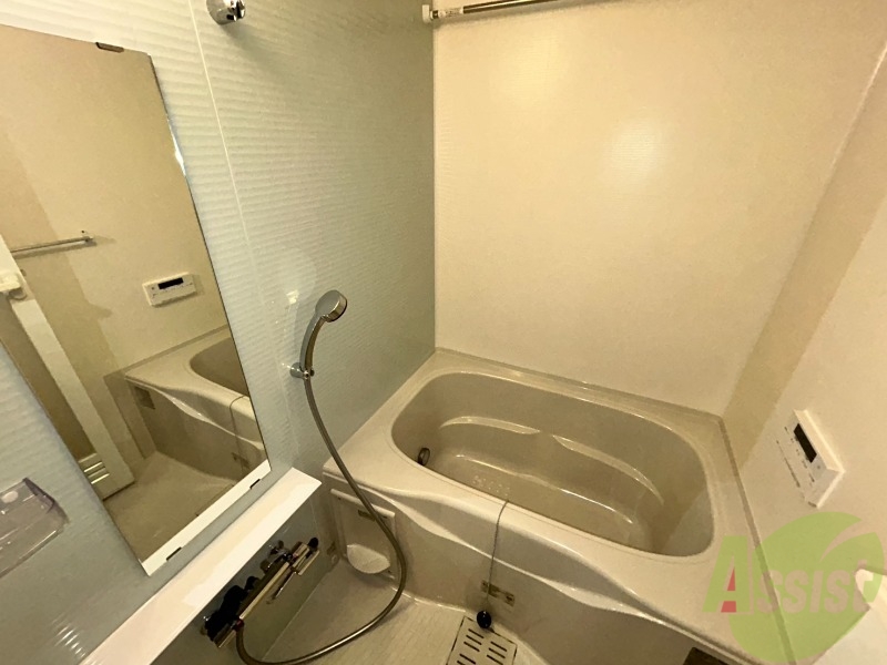 バス・シャワールーム　お風呂はゆったりと入るには充分な広さです。