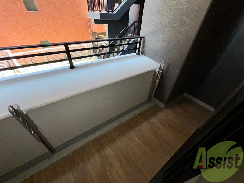 バルコニー　バルコニーは洗濯物を干すには充分な広さです。