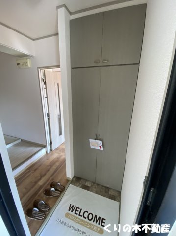 玄関　同タイプのお部屋です（現況を優先します）