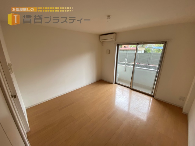 居室・リビング　日が差込む明るいお部屋です。