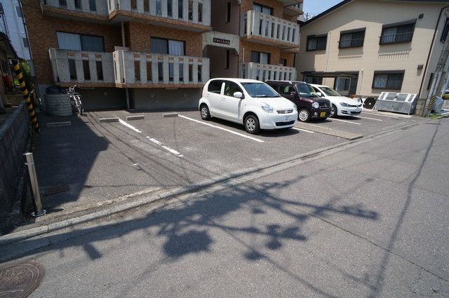 駐車場　前面道路も狭すぎません。