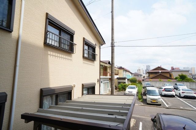 眺望　東向きのバルコニー　前面は駐車場なので通風・採光良です。