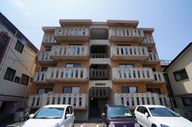 建物外観　東面外観。さくら通りから入って徒歩1分。