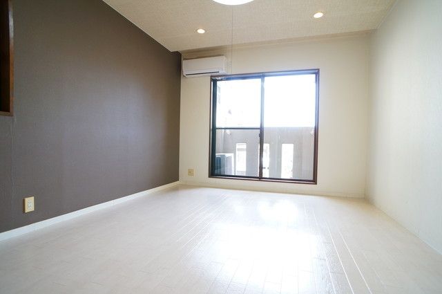 居室・リビング　床がライトカラーなので明るい印象のお部屋です。