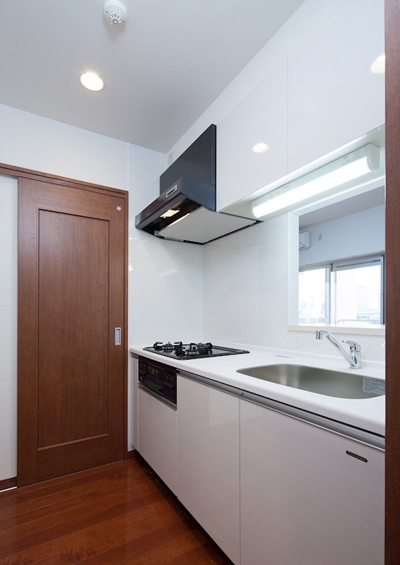 キッチン　3口コンロのシステムキッチンを採用。