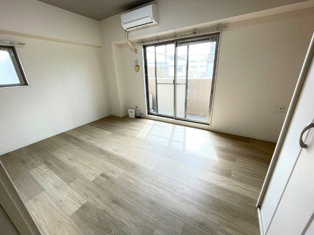 居室・リビング　南向きの洋室です