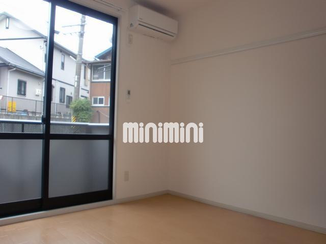 居室・リビング　大きな窓があり、明るいリビングです。