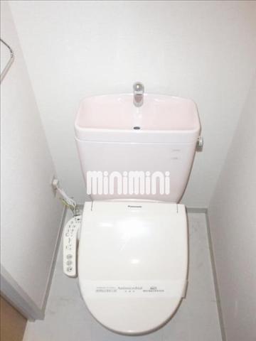 トイレ　ウォッシュレットトイレです。棚あります。