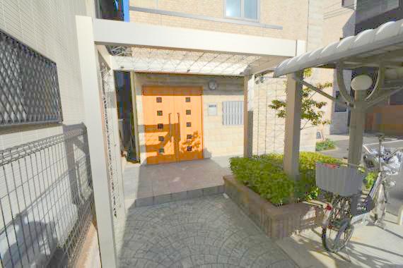 エントランス　オシャレなエントランスは安心のオートロック付きです。