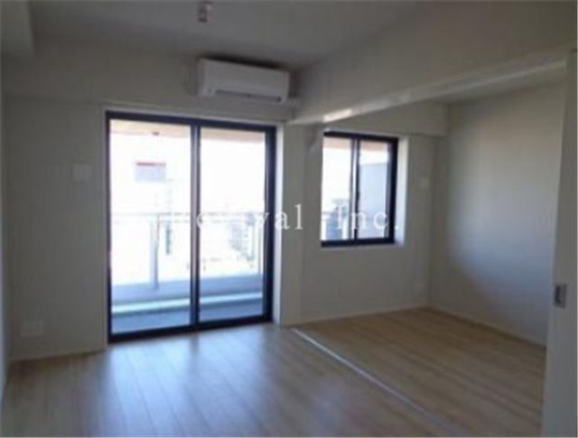 居室・リビング　開放感あるリビング空間でございます