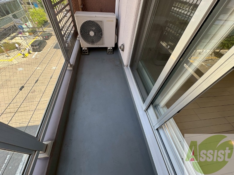 バルコニー　バルコニーです。洗濯物を干すもよし、一息つくもよしですね。