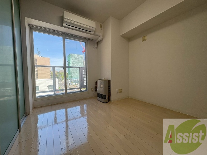 居室・リビング　リビングは白を基調としていて明るい印象ですね！