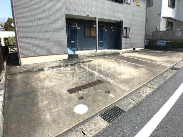 駐車場　駐車場に車を止められます
