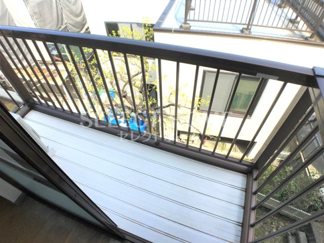 バルコニー　外からの目が気にならないバルコニーで洗濯物が干せます 同型タ