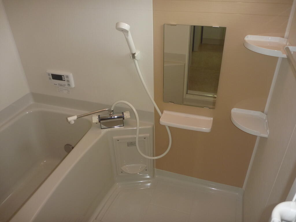 バス・シャワールーム　小窓付き浴室