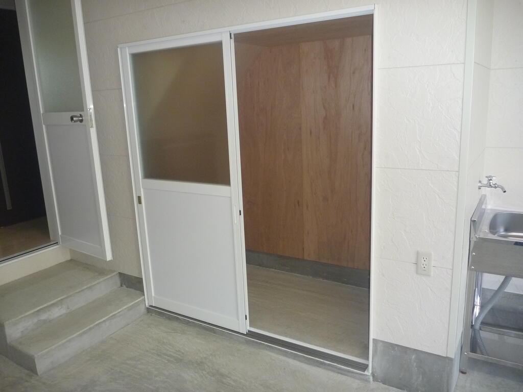 収納　ガレージ内物入