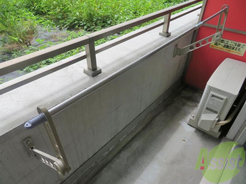 バルコニー　ちょっと広めのバルコニーです。物干しも付いてます。