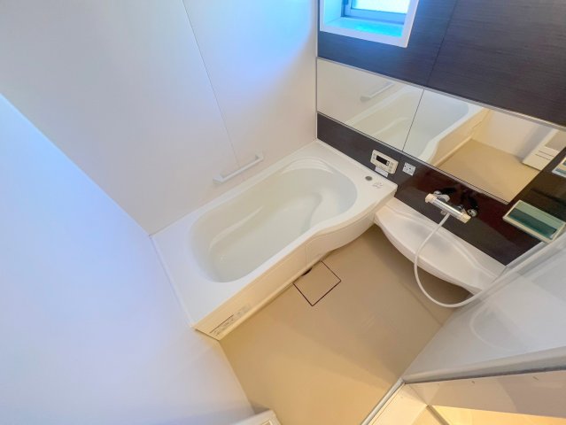 バス・シャワールーム　広めのお風呂は一日の疲れを癒してくれます。