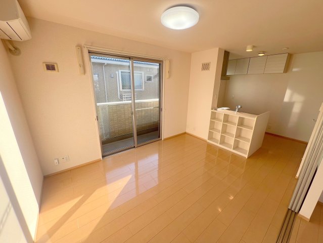 居室・リビング　明るく広々としたリビングです。