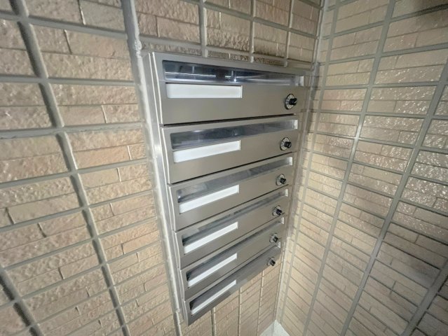 ロビー　ロビーにある各部屋毎のメールボックス。