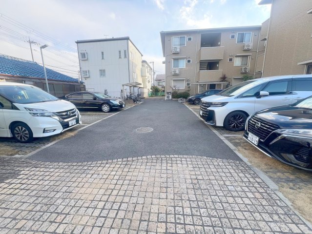 駐車場　駐車のしやすい広めの駐車場です。