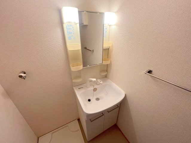 洗面設備　身支度が出来る独立洗面台です。