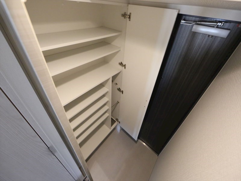 玄関　玄関　シューズボックス付（収納充実してます）