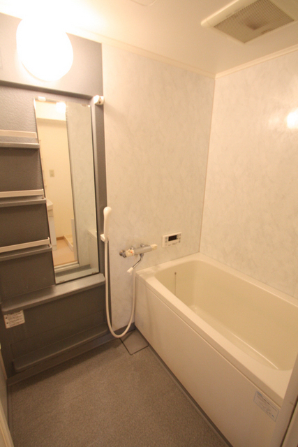 バス・シャワールーム　追炊き機能付　温度調整のできるレバーです