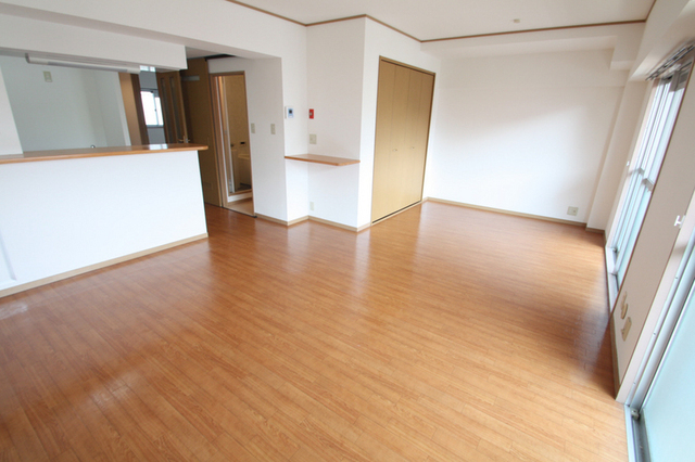 居室・リビング　広々リビングで日頃のストレスも発散