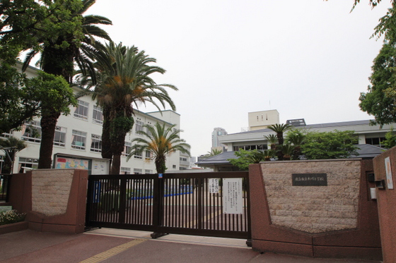 小学校　広島市立本川小学校（小学校）まで529m