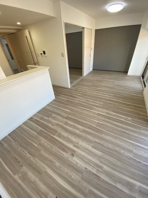 居室・リビング　14.6帖のリビング。居室照明付きです。