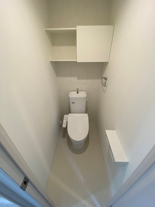 トイレ　洗浄機能付き便座！上部棚が便利です。