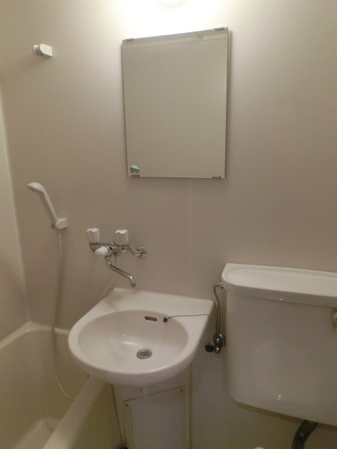 洗面設備　鏡付洗面所。身支度に欠かせませんよね。