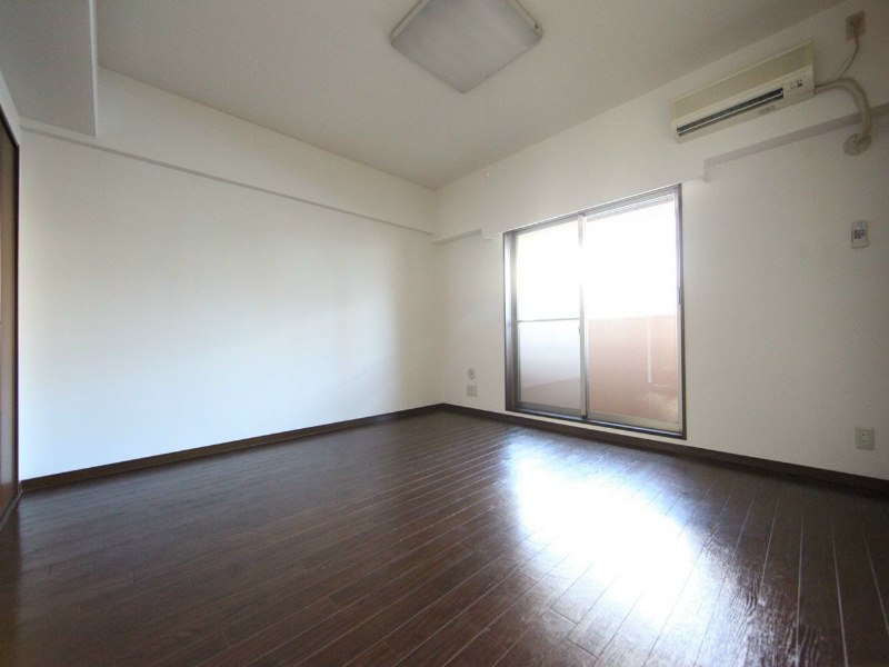 バルコニー　洋室12.4帖　エアコン完備　南面バルコニー