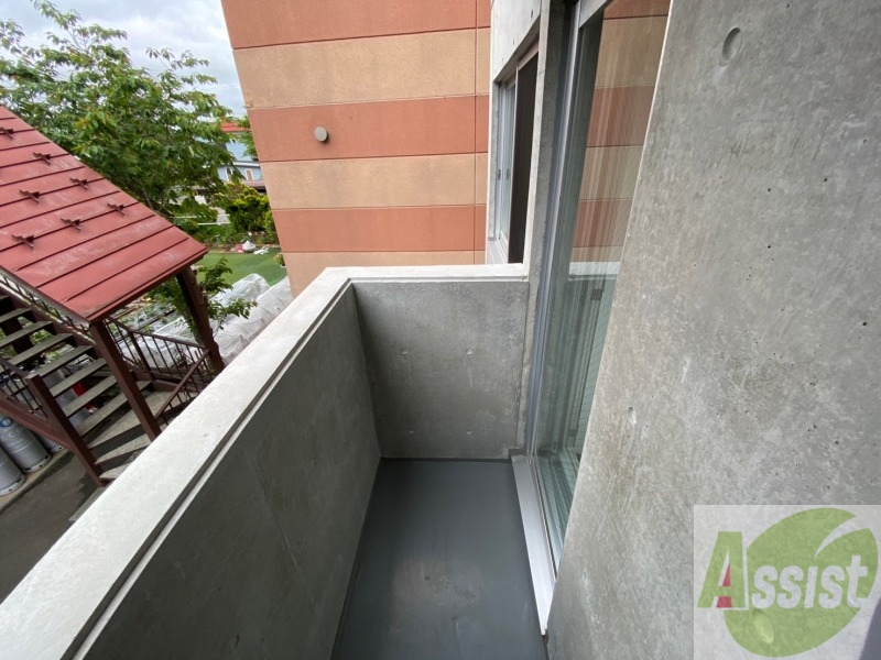 バルコニー　バルコニーです。洗濯物を干すもよし、一息つくもよしですね。