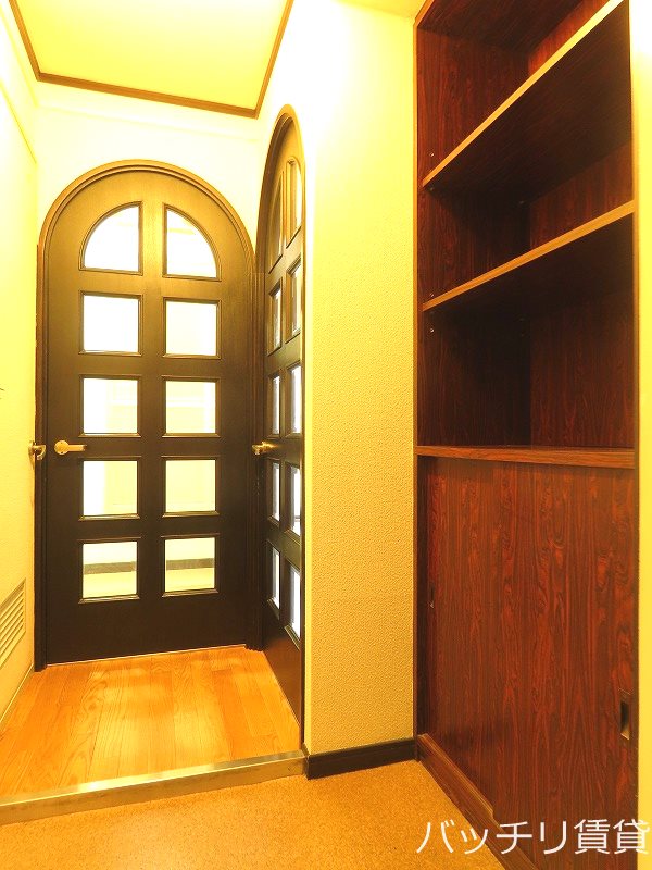 玄関　類似写真使用のため、現状を優先致します。