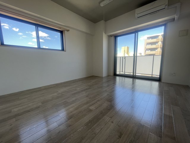 居室・リビング　同物件、別号室のものです。