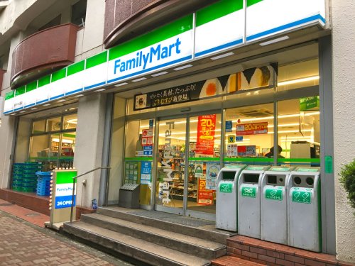 コンビニ　ファミリーマート 新宿中央公園店（コンビニ）まで296m