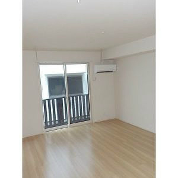 居室・リビング　明るいリビング