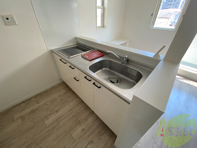 キッチン　シンプルで使いやすいキッチンです。下には収納もございます。