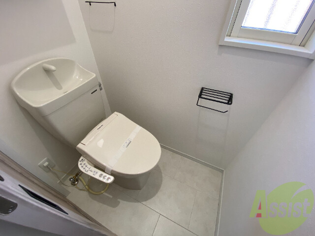 トイレ　温水洗浄付きの便座です。便利で使い勝手がいいですね。