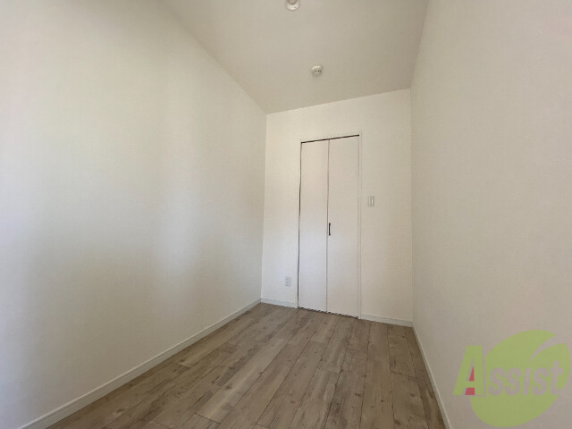 その他部屋・スペース　寝室のお写真です。陽の光が気持ちいいですね。