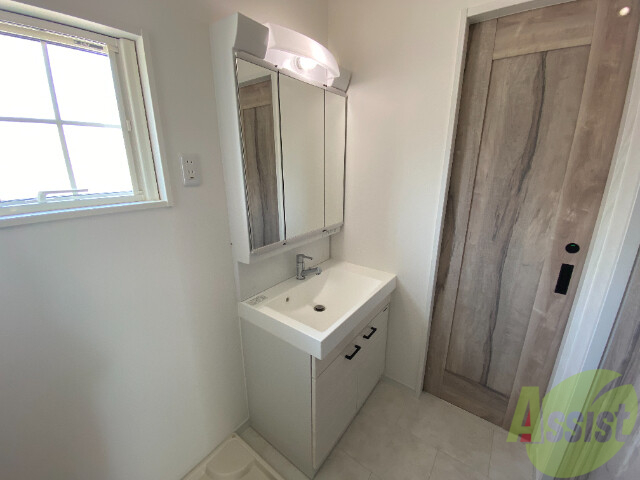 洗面設備　独立洗面台です。用途に合わせて使うことが出来ますね。