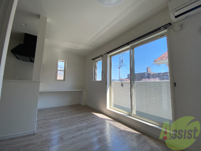 居室・リビング　９帖のリビングは大きな窓のおかげでよく陽が差します